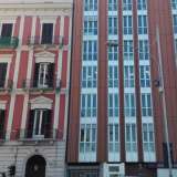 Foto 12. Siamo giunti alla fine del nostro percorso. Raggiungiamo per� corso Cavour per un�ultima �visita�. Qui, ad angolo con via Cardassi, una palazzina in stile liberty rossa e bianca con decorate ringhiere in ferro �fa a cazzotti� con un nuovo e serioso fabbricato marrone sede di una �popolare� banca. E forse di tutti quelli descritti questo � il contrasto pi� brutto di Murat